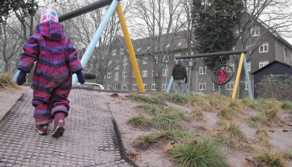 Legepladsen er indrettet i flere niveauer - skråningerne bruges til genveje og motoriske udfordringer for de mindste børn