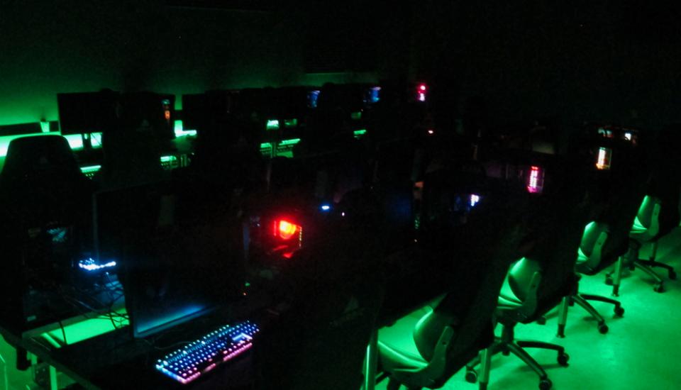 LED lyset sætter spillet i scene og får det fysiske rum til at træde i baggrunden