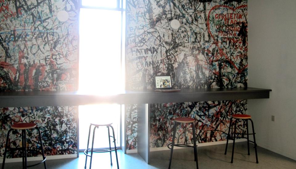 Et udsnit af berlinermuren fremhæver nichen som et rum i rummet - man kan både stå og sidde ved bordet