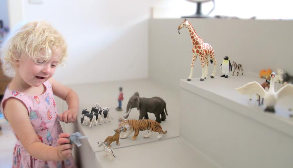 Den indbyggede opbevaringskasse fungerer også som ståbord